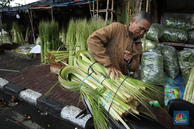 Pedagang menyelesaikan pembuatan kulit ketupat di Pasar Palmerah, Jakarta, Jumat (28/3/2025). Menjelang lebaran, sejumlah pedagang kulit ketupat musiman mulai menjajakan kulit ketupat dengan harga Rp10 ribu hingga Rp15 ribu per ikat tergantung ukuran. (CNBC Indonesia/Tri Susilo) Pedagang menyelesaikan pembuatan kulit ketupat di Pasar Palmerah, Jakarta, Jumat (28/3/2025). Menjelang lebaran, sejumlah pedagang kulit ketupat musiman mulai menjajakan kulit ketupat dengan harga Rp10 ribu hingga Rp15 ribu per ikat tergantung ukuran. (CNBC Indonesia/Tri Susilo)