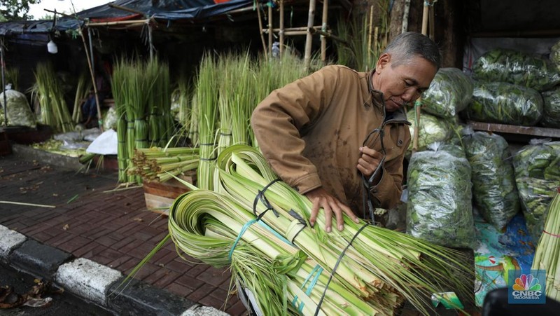 Pedagang menyelesaikan pembuatan kulit ketupat di Pasar Palmerah, Jakarta, Jumat (28/3/2025). Menjelang lebaran, sejumlah pedagang kulit ketupat musiman mulai menjajakan kulit ketupat dengan harga Rp10 ribu hingga Rp15 ribu per ikat tergantung ukuran. (CNBC Indonesia/Tri Susilo)