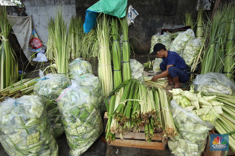 Pedagang menyelesaikan pembuatan kulit ketupat di Pasar Palmerah, Jakarta, Jumat (28/3/2025). Menjelang lebaran, sejumlah pedagang kulit ketupat musiman mulai menjajakan kulit ketupat dengan harga Rp10 ribu hingga Rp15 ribu per ikat tergantung ukuran. (CNBC Indonesia/Tri Susilo) Pedagang menyelesaikan pembuatan kulit ketupat di Pasar Palmerah, Jakarta, Jumat (28/3/2025). Menjelang lebaran, sejumlah pedagang kulit ketupat musiman mulai menjajakan kulit ketupat dengan harga Rp10 ribu hingga Rp15 ribu per ikat tergantung ukuran. (CNBC Indonesia/Tri Susilo)