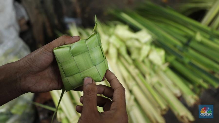 Pedagang menyelesaikan pembuatan kulit ketupat di Pasar Palmerah, Jakarta, Jumat (28/3/2025). Menjelang lebaran, sejumlah pedagang kulit ketupat musiman mulai menjajakan kulit ketupat dengan harga Rp10 ribu hingga Rp15 ribu per ikat tergantung ukuran. (CNBC Indonesia/Tri Susilo)