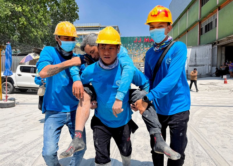 Sebuah gedung pencakar langit setinggi 30 lantai yang sedang dalam proses pembangunan di Bangkok, Thailand, ambruk usai guncangan akibat gempa bumi yang berpusat Myanmar yang dirasakan kuat di negara tersebut. Sebanyak 43 pekerja dilaporkan terjebak di dalam reruntuhan gedung tersebut. (REUTERS/Athit Perawongmetha) Sebuah gedung pencakar langit setinggi 30 lantai yang sedang dalam proses pembangunan di Bangkok, Thailand, ambruk usai guncangan akibat gempa bumi yang berpusat Myanmar yang dirasakan kuat di negara tersebut. Sebanyak 43 pekerja dilaporkan terjebak di dalam reruntuhan gedung tersebut. (REUTERS/Athit Perawongmetha)