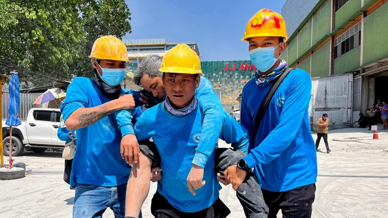 Sebuah gedung pencakar langit setinggi 30 lantai yang sedang dalam proses pembangunan di Bangkok, Thailand, ambruk usai guncangan akibat gempa bumi yang berpusat Myanmar yang dirasakan kuat di negara tersebut. Sebanyak 43 pekerja dilaporkan terjebak di dalam reruntuhan gedung tersebut. (REUTERS/Athit Perawongmetha)