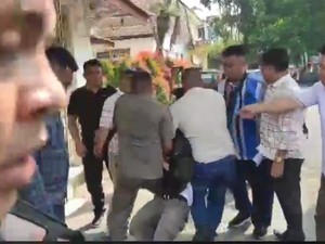 Anggota DPRD Pematangsiantar Pukul Mahasiswa saat Diamankan Satpol PP