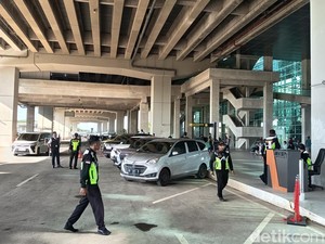 Bandara Makassar Potret Wajah-Pelat Mobil Driver Ilegal untuk Dipolisikan