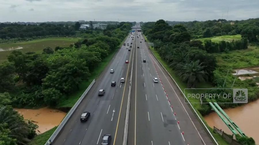 Korlantas Polri resmi memberlakukan rekayasa lalu lintas one way nasional di Tol Trans Jawa pagi ini. One way nasional diberlakukan mulai dari KM 70 Tol Japek hingga KM 414 Tol Kalikangkung.