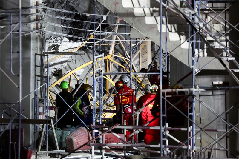 Sebuah gedung pencakar langit setinggi 30 lantai yang sedang dalam proses pembangunan di Bangkok, Thailand, ambruk usai guncangan akibat gempa bumi yang berpusat Myanmar yang dirasakan kuat di negara tersebut. Sebanyak 43 pekerja dilaporkan terjebak di dalam reruntuhan gedung tersebut. (REUTERS/Athit Perawongmetha) Sebuah gedung pencakar langit setinggi 30 lantai yang sedang dalam proses pembangunan di Bangkok, Thailand, ambruk usai guncangan akibat gempa bumi yang berpusat Myanmar yang dirasakan kuat di negara tersebut. Sebanyak 43 pekerja dilaporkan terjebak di dalam reruntuhan gedung tersebut. (REUTERS/Athit Perawongmetha)