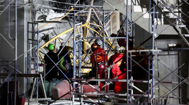 Sebuah gedung pencakar langit setinggi 30 lantai yang sedang dalam proses pembangunan di Bangkok, Thailand, ambruk usai guncangan akibat gempa bumi yang berpusat Myanmar yang dirasakan kuat di negara tersebut. Sebanyak 43 pekerja dilaporkan terjebak di dalam reruntuhan gedung tersebut. (REUTERS/Athit Perawongmetha)