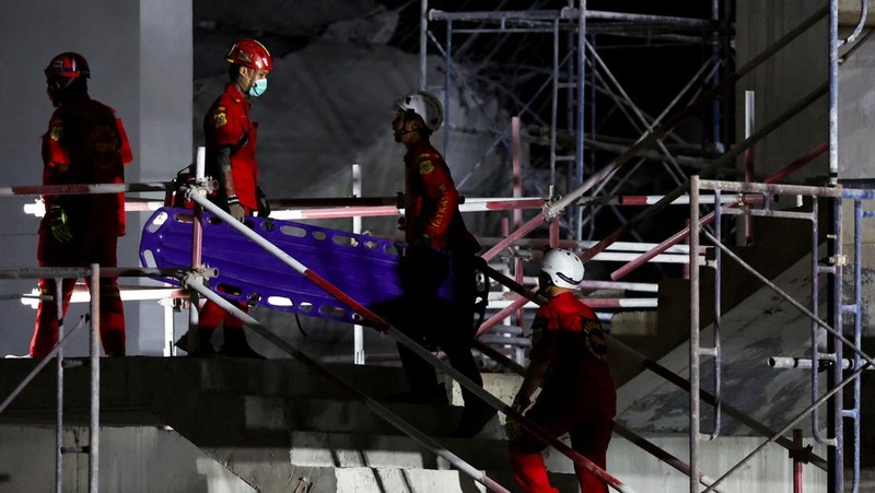Sebuah gedung pencakar langit setinggi 30 lantai yang sedang dalam proses pembangunan di Bangkok, Thailand, ambruk usai guncangan akibat gempa bumi yang berpusat Myanmar yang dirasakan kuat di negara tersebut. Sebanyak 43 pekerja dilaporkan terjebak di dalam reruntuhan gedung tersebut. (REUTERS/Athit Perawongmetha)