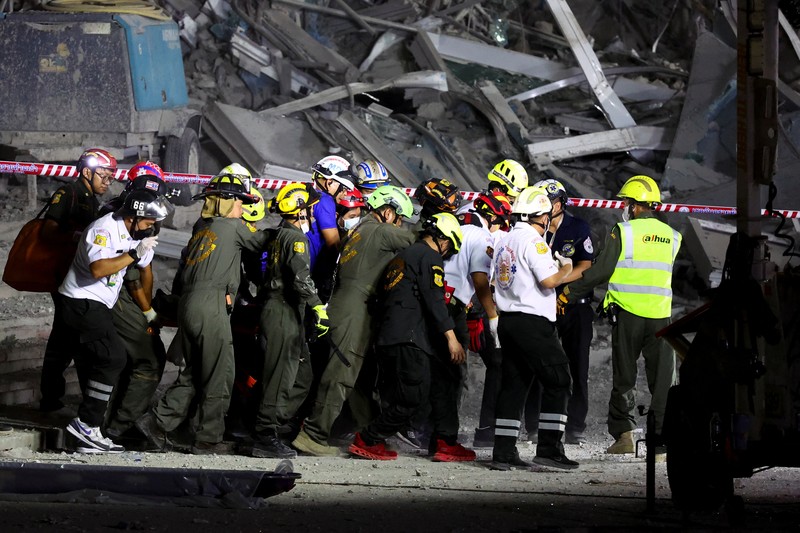 Sebuah gedung pencakar langit setinggi 30 lantai yang sedang dalam proses pembangunan di Bangkok, Thailand, ambruk usai guncangan akibat gempa bumi yang berpusat Myanmar yang dirasakan kuat di negara tersebut. Sebanyak 43 pekerja dilaporkan terjebak di dalam reruntuhan gedung tersebut. (REUTERS/Athit Perawongmetha)
