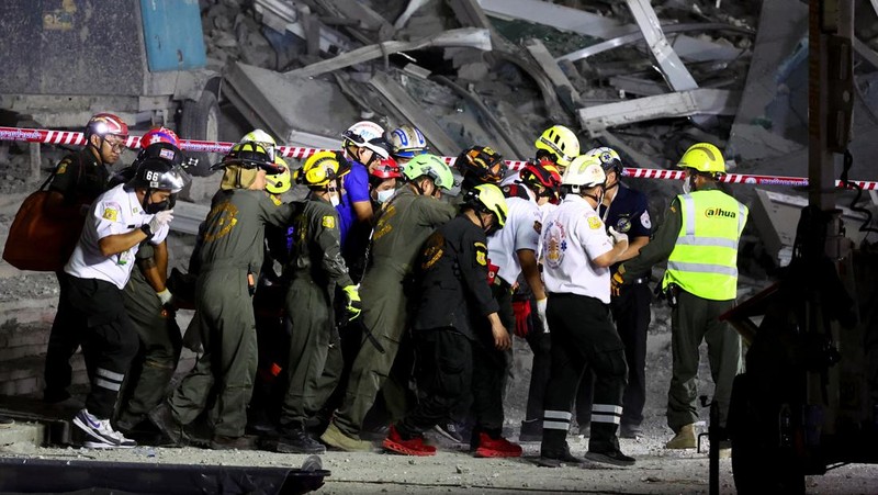 Sebuah gedung pencakar langit setinggi 30 lantai yang sedang dalam proses pembangunan di Bangkok, Thailand, ambruk usai guncangan akibat gempa bumi yang berpusat Myanmar yang dirasakan kuat di negara tersebut. Sebanyak 43 pekerja dilaporkan terjebak di dalam reruntuhan gedung tersebut. (REUTERS/Athit Perawongmetha)