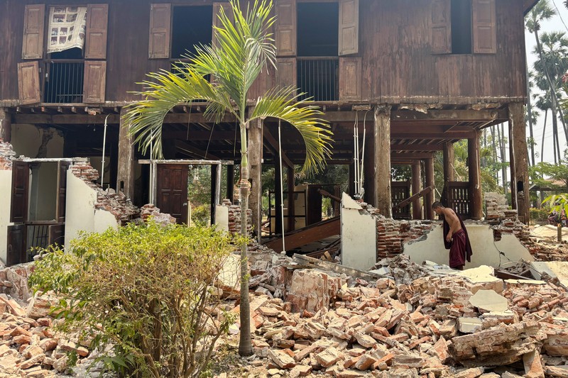 Orang-orang keluar gedung setelah gempa bumi dahsyat yang melanda Myanmar tengah pada hari Jumat menghantam Bangkok, di Bangkok, Thailand 28 Maret 2025. (REUTERS/Cherng Kerk Chon)
