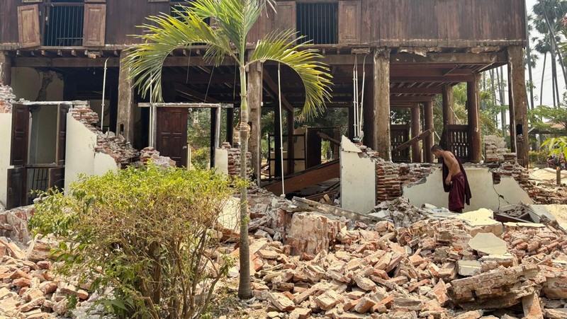 Orang-orang keluar gedung setelah gempa bumi dahsyat yang melanda Myanmar tengah pada hari Jumat menghantam Bangkok, di Bangkok, Thailand 28 Maret 2025. (REUTERS/Cherng Kerk Chon)