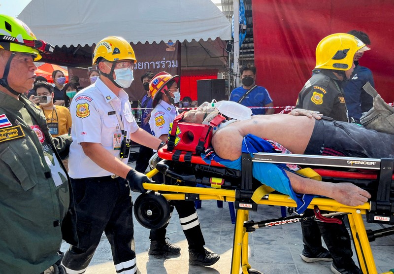 Orang-orang keluar gedung setelah gempa bumi dahsyat yang melanda Myanmar tengah pada hari Jumat menghantam Bangkok, di Bangkok, Thailand 28 Maret 2025. (REUTERS/Cherng Kerk Chon)