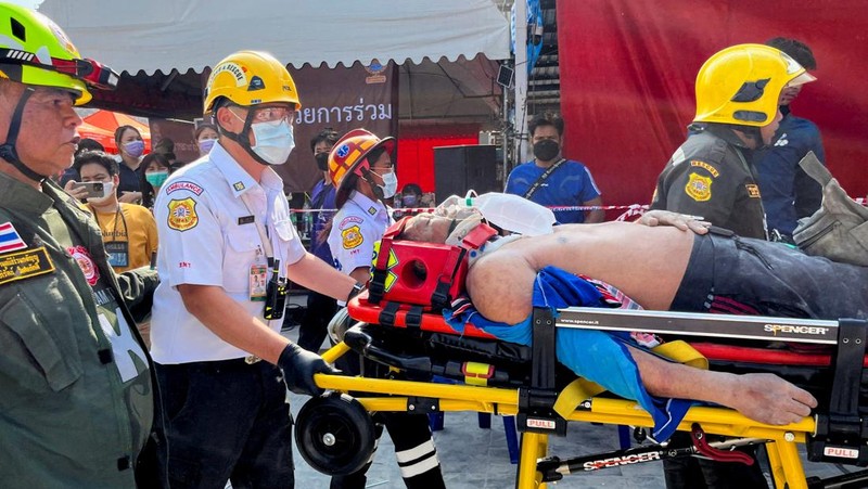 Orang-orang keluar gedung setelah gempa bumi dahsyat yang melanda Myanmar tengah pada hari Jumat menghantam Bangkok, di Bangkok, Thailand 28 Maret 2025. (REUTERS/Cherng Kerk Chon)