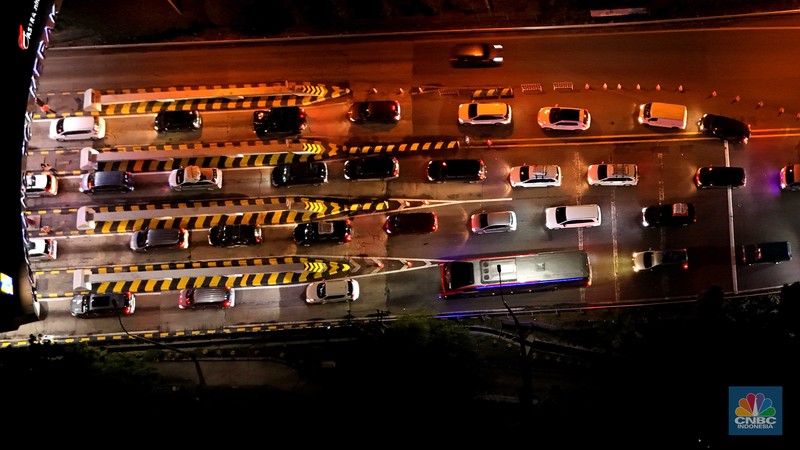 Suasana kendaraan roda empat melintas di Exit Tol Merak, Cilegon, Banten, Jumat, 28/3 dini hari. (CNBC Indonesia/Muhamad Sabki)