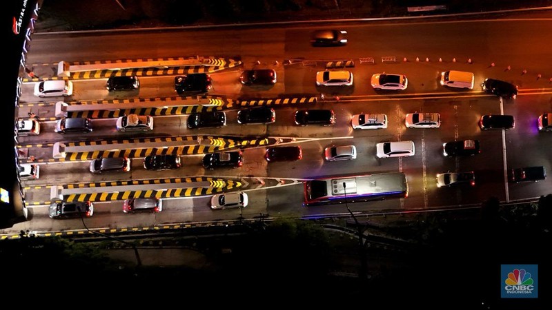 Suasana kendaraan roda empat melintas di Exit Tol Merak, Cilegon, Banten, Jumat, 28/3 dini hari. (CNBC Indonesia/Muhamad Sabki)