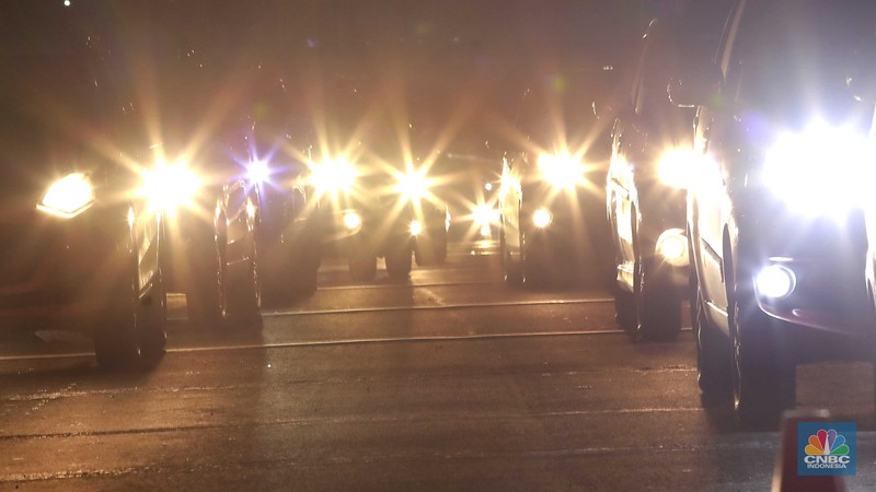 Suasana kendaraan roda empat melintas di Exit Tol Merak, Cilegon, Banten, Jumat, 28/3 dini hari. (CNBC Indonesia/Muhamad Sabki)