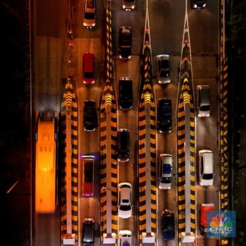 Puncak Arus Mudik, Potret Antrean Kendaraan Keluar Gerbang Tol Merak