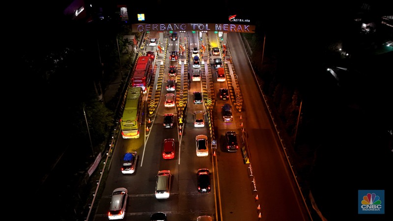 Suasana kendaraan roda empat melintas di Exit Tol Merak, Cilegon, Banten, Jumat, 28/3 dini hari. (CNBC Indonesia/Muhamad Sabki)