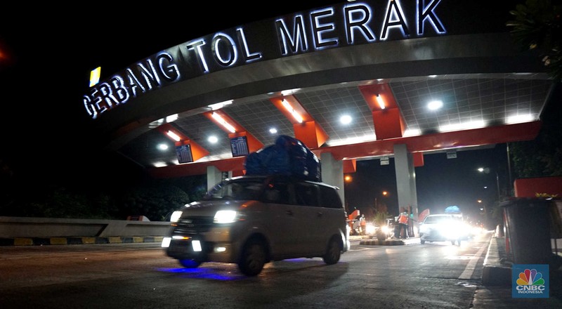 Suasana kendaraan roda empat melintas di Exit Tol Merak, Cilegon, Banten, Jumat, 28/3 dini hari. (CNBC Indonesia/Muhamad Sabki)