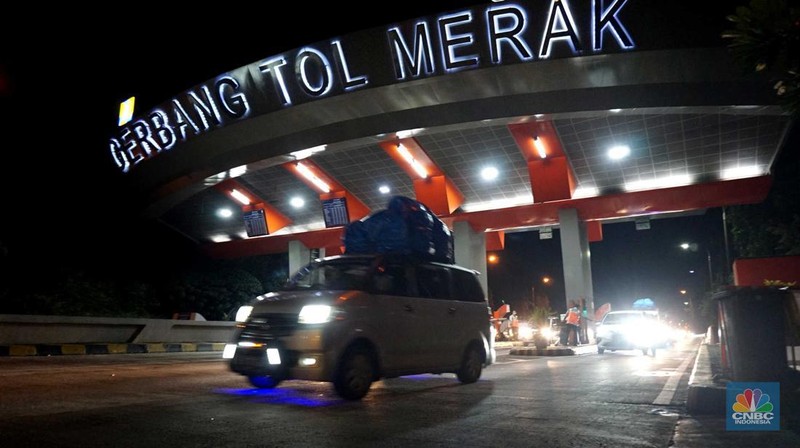 Suasana kendaraan roda empat melintas di Exit Tol Merak, Cilegon, Banten, Jumat, 28/3 dini hari. (CNBC Indonesia/Muhamad Sabki)