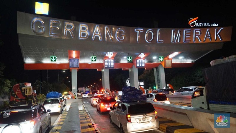 Suasana kendaraan roda empat melintas di Exit Tol Merak, Cilegon, Banten, Jumat, 28/3 dini hari. (CNBC Indonesia/Muhamad Sabki)
