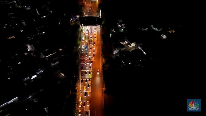 Suasana kendaraan roda empat melintas di Exit Tol Merak, Cilegon, Banten, Jumat, 28/3 dini hari. (CNBC Indonesia/Muhamad Sabki)
