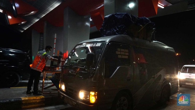 Suasana kendaraan roda empat melintas di Exit Tol Merak, Cilegon, Banten, Jumat, 28/3 dini hari. (CNBC Indonesia/Muhamad Sabki)