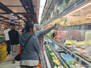 Warga Serbu Supermarket Jelang Nyepi di Bali