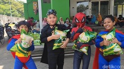 Aksi Batman, Superman, dan Spider-Man Bagikan Sembako di Sidoarjo