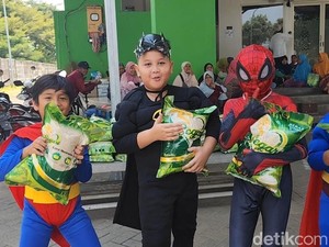 Aksi Batman, Superman, dan Spider-Man Bagikan Sembako di Sidoarjo