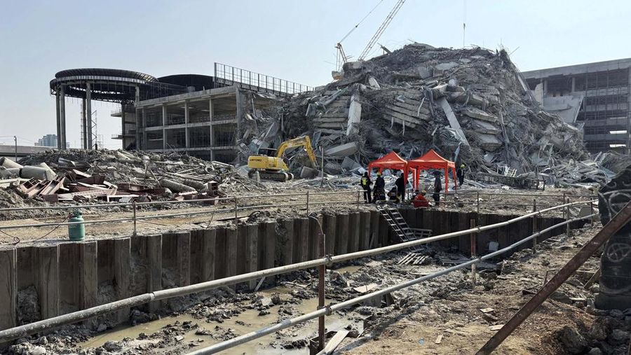 Tim penyelamat bekerja di lokasi gedung tinggi yang sedang dibangun yang runtuh setelah gempa berkekuatan 7,7 skala Richter di Bangkok, Thailand, Jumat, 28 Maret 2025. (AP/Sakchai Lalit)