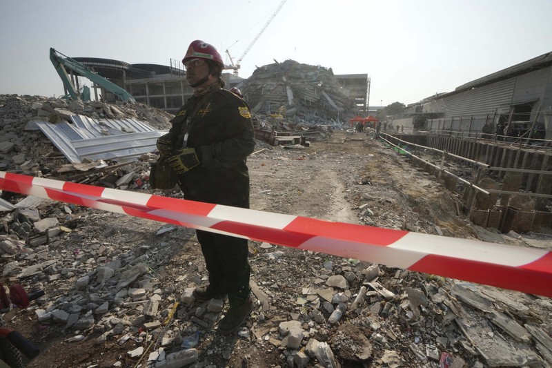 Sebuah gedung pencakar langit setinggi 30 lantai yang sedang dalam proses pembangunan di Bangkok, Thailand, ambruk usai guncangan akibat gempa bumi yang berpusat Myanmar yang dirasakan kuat di negara tersebut. Sebanyak 43 pekerja dilaporkan terjebak di dalam reruntuhan gedung tersebut. (REUTERS/Athit Perawongmetha) Sebuah gedung pencakar langit setinggi 30 lantai yang sedang dalam proses pembangunan di Bangkok, Thailand, ambruk usai guncangan akibat gempa bumi yang berpusat Myanmar yang dirasakan kuat di negara tersebut. Sebanyak 43 pekerja dilaporkan terjebak di dalam reruntuhan gedung tersebut. (REUTERS/Athit Perawongmetha)