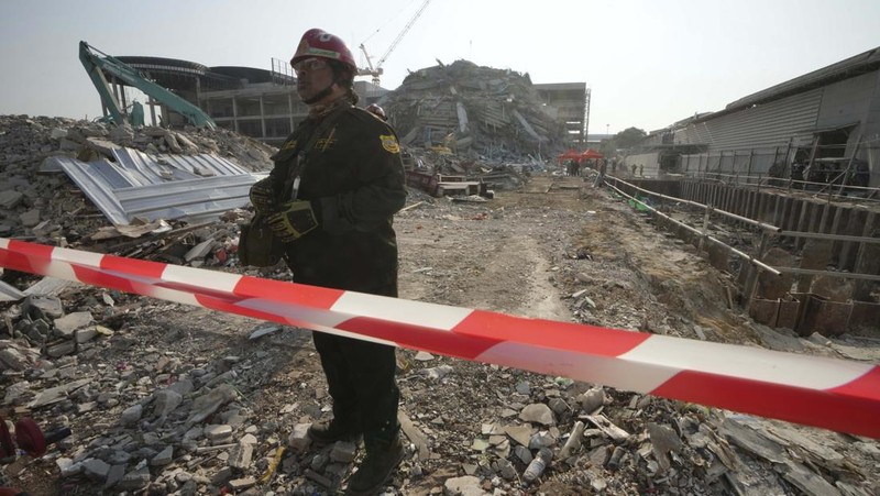 Sebuah gedung pencakar langit setinggi 30 lantai yang sedang dalam proses pembangunan di Bangkok, Thailand, ambruk usai guncangan akibat gempa bumi yang berpusat Myanmar yang dirasakan kuat di negara tersebut. Sebanyak 43 pekerja dilaporkan terjebak di dalam reruntuhan gedung tersebut. (REUTERS/Athit Perawongmetha)