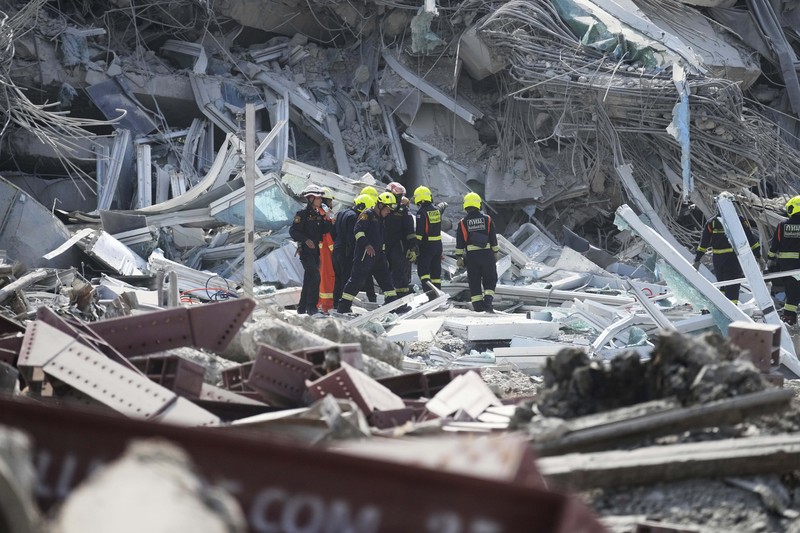 Sebuah gedung pencakar langit setinggi 30 lantai yang sedang dalam proses pembangunan di Bangkok, Thailand, ambruk usai guncangan akibat gempa bumi yang berpusat Myanmar yang dirasakan kuat di negara tersebut. Sebanyak 43 pekerja dilaporkan terjebak di dalam reruntuhan gedung tersebut. (REUTERS/Athit Perawongmetha) Sebuah gedung pencakar langit setinggi 30 lantai yang sedang dalam proses pembangunan di Bangkok, Thailand, ambruk usai guncangan akibat gempa bumi yang berpusat Myanmar yang dirasakan kuat di negara tersebut. Sebanyak 43 pekerja dilaporkan terjebak di dalam reruntuhan gedung tersebut. (REUTERS/Athit Perawongmetha)