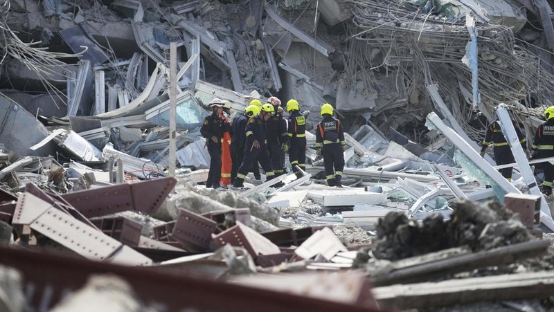 Sebuah gedung pencakar langit setinggi 30 lantai yang sedang dalam proses pembangunan di Bangkok, Thailand, ambruk usai guncangan akibat gempa bumi yang berpusat Myanmar yang dirasakan kuat di negara tersebut. Sebanyak 43 pekerja dilaporkan terjebak di dalam reruntuhan gedung tersebut. (REUTERS/Athit Perawongmetha)