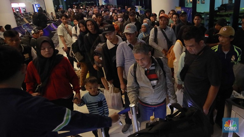uasana Pelabuhan Merak saat Puncak Arus Mudik Lebaran uasana Pelabuhan Merak saat Puncak Arus Mudik Lebaran. (CNBC Indonesia/Muhammad sabki)