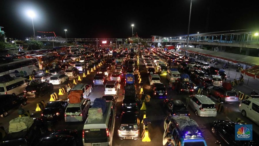 uasana Pelabuhan Merak saat Puncak Arus Mudik Lebaran. (CNBC Indonesia/Muhammad sabki)