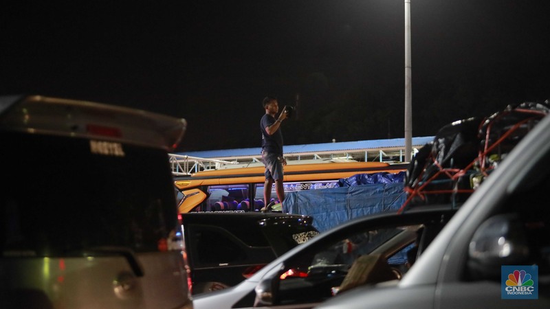 uasana Pelabuhan Merak saat Puncak Arus Mudik Lebaran uasana Pelabuhan Merak saat Puncak Arus Mudik Lebaran. (CNBC Indonesia/Muhammad sabki)