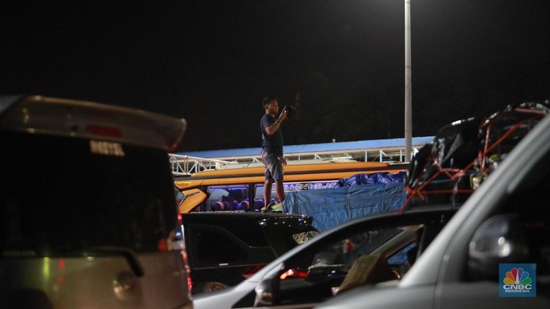 uasana Pelabuhan Merak saat Puncak Arus Mudik Lebaran. (CNBC Indonesia/Muhammad sabki)