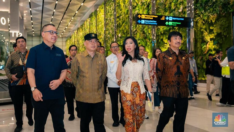 Utusan Khusus Presiden Bidang Pembinaan Generasi Muda dan Pekerja Seni, Raffi Ahmad (tengah) saat cek fasilitas di Terminal 2F, Bandara Soetta, Tangerang, Jumet (28/3/2025). (CNBC Indonesia/Romys Binekasri)
