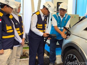 Wamen ESDM Cek Kesiapan SPKLU di Cirebon, Pastikan Tak Ada Gangguan