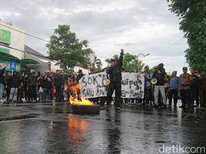 Tolak UU TNI Diwarnai Bakar Ban, Mahasiswa Jombang Ditemui 2 Anggota DPRD
