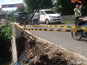 Bahu Jalan Merapi Klaten Longsor Diterjang Hujan Deras