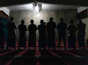 Bersamaan Hari Raya Nyepi, Salat Tarawih Terakhir di Bali Gelap dan Sunyi