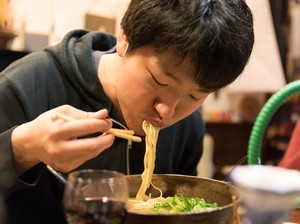 Tak Tahan Dengar Suara Menyeruput Makanan? Ini Alasan Ilmiahnya