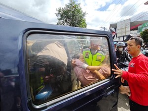 Sat Set Kapolsek di Purbalingga Gotong Pedagang Pingsan di Keramaian Pasar