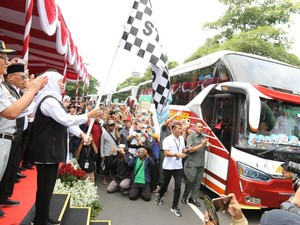 Berangkatkan Ribuan Pemudik, Khofifah Komitmen Bantu Warga Pulkam Saat Lebaran