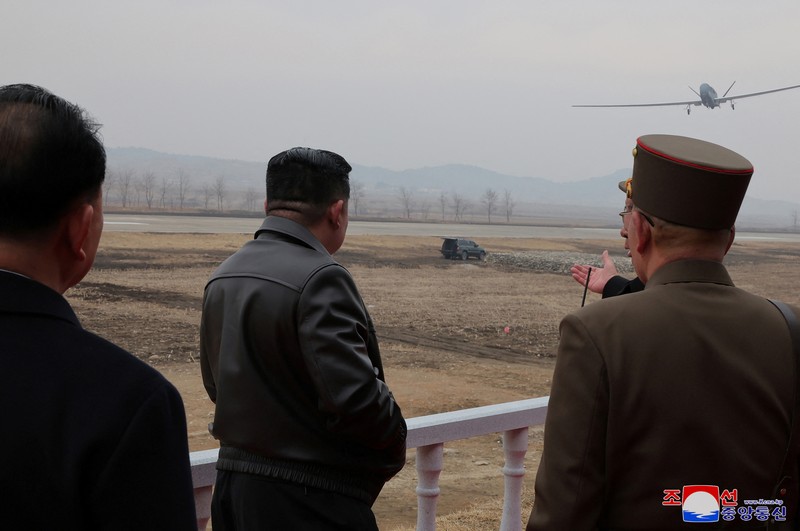 Kim Jong Un mengawasi sendiri uji coba drone bunuh diri di Korea Utara (Korut). Drone ini dilengkapi teknologi Artificial intelligence (AI). (via REUTERS/KCNA)