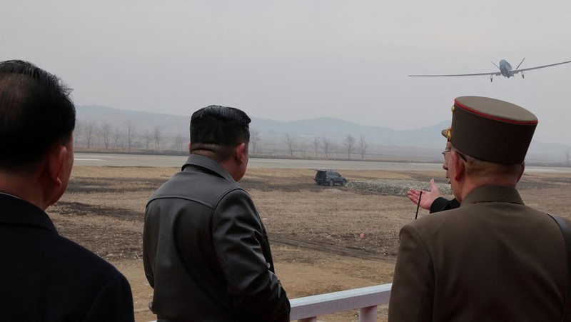 Kim Jong Un mengawasi sendiri uji coba drone bunuh diri di Korea Utara (Korut). Drone ini dilengkapi teknologi Artificial intelligence (AI). (via REUTERS/KCNA)